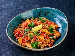 Пържени оризови китайски спагети / нудели / нудълс с пилешко месо, гъби, соев сос и зеленчуци на тиган - снимка на рецептата